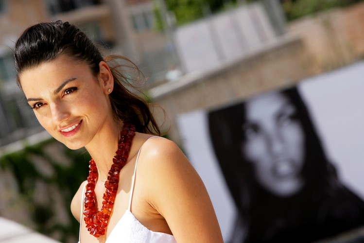 Okazało się, że plakaty z jej podobizną tak odwracają uwagę kierowców F1, w związku z czym trzeba było usunąć je z trasy wyścigu