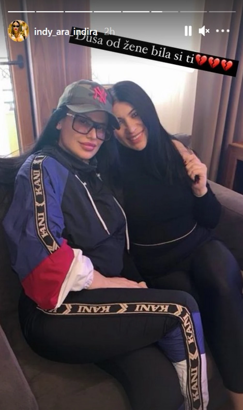 Indi sa pokojnom sestrom