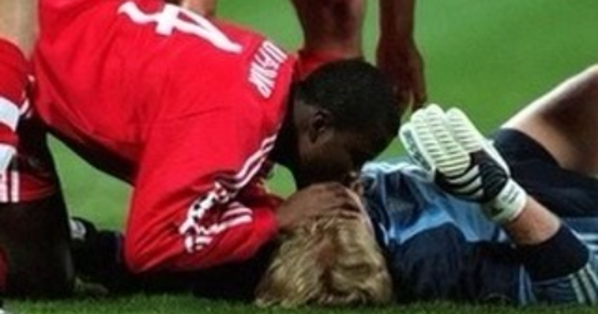 Oliver Kahn feiert Sammy Kuffours Geburtstag mit einem lebensrettenden CPR-Foto aus dem Jahr 2001