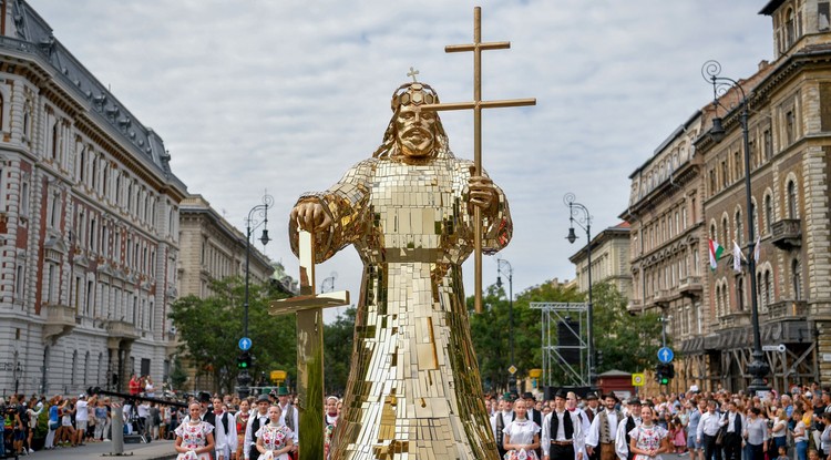 Szent István király installáció az augusztus 20-i felvonuláson a budapesti Andrássy úton 2021-ben