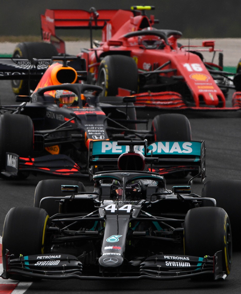 Lewis Hamilton, a Mercedes brit versenyzője (elöl) és Max Verstappen, a Red Bull holland versenyzője a Forma-1-es autós gyorsasági világbajnokság Portugál Nagydíján az algarvei pályán a dél-portugáliai Portimaóban 2020. október 25-én.MTI/Getty/AP/Rudy Carezzevoli