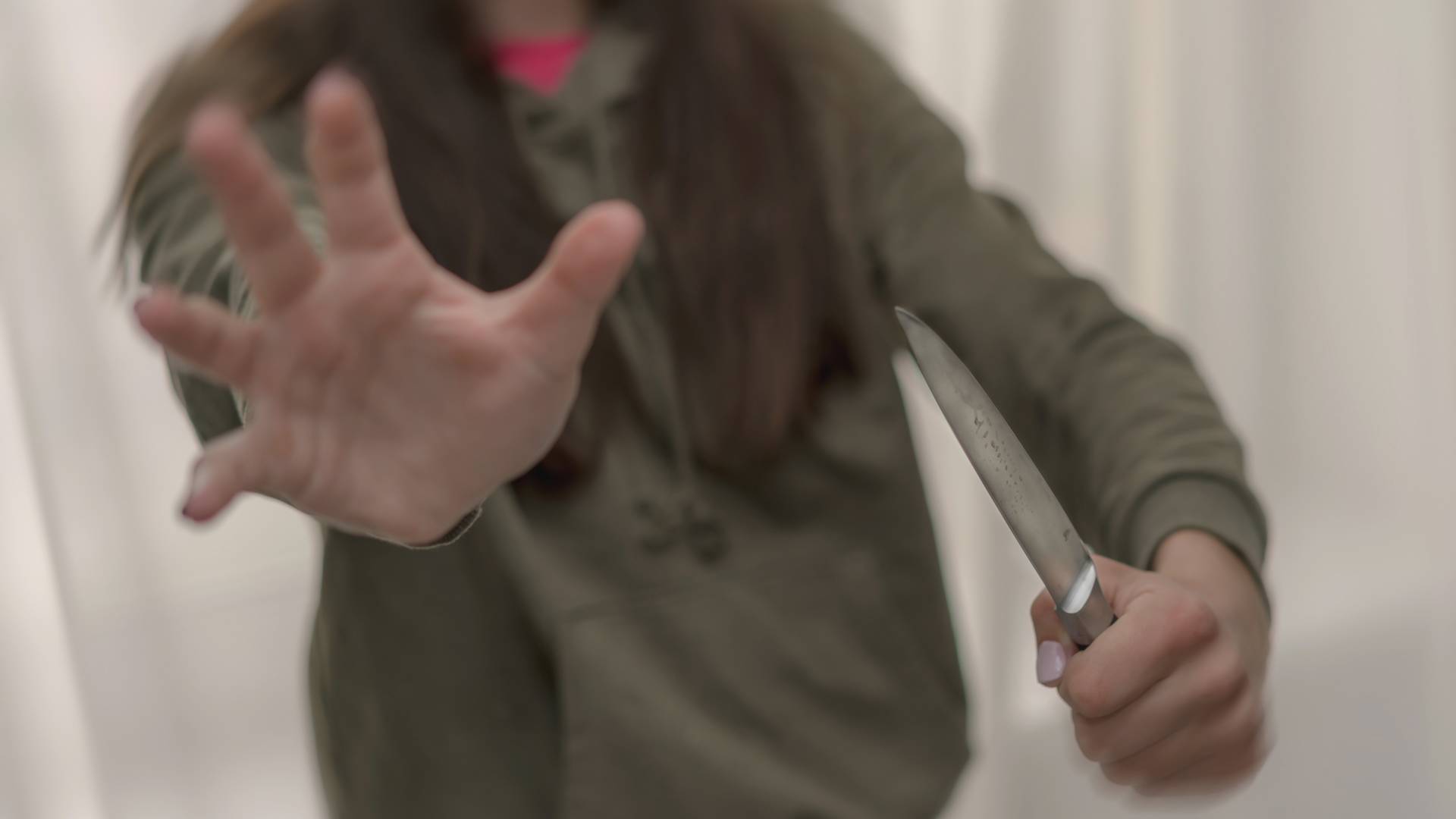Sukob tinejdžerki noževima i čekićem u Novom Sadu je najstrašnija slika vršnjačkog nasilja