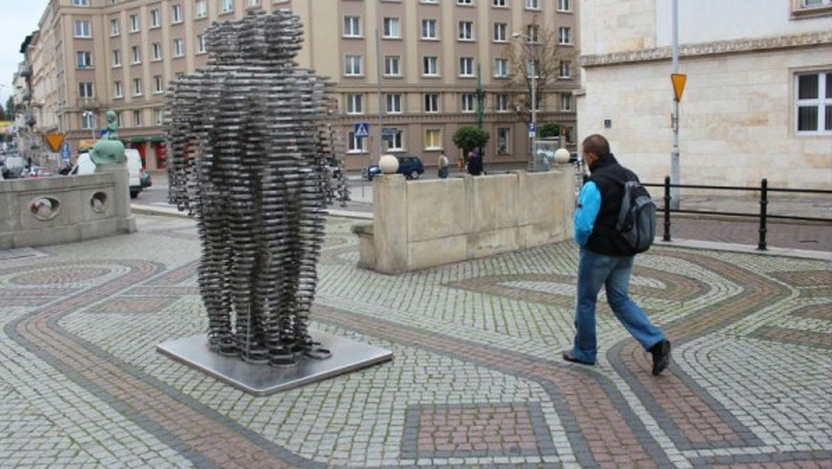 Przewrócona w sierpniu przez wandali rzeźba Davida Cerny’ego w czwartek ponownie stanęła na Alejach Marcinkowskiego.