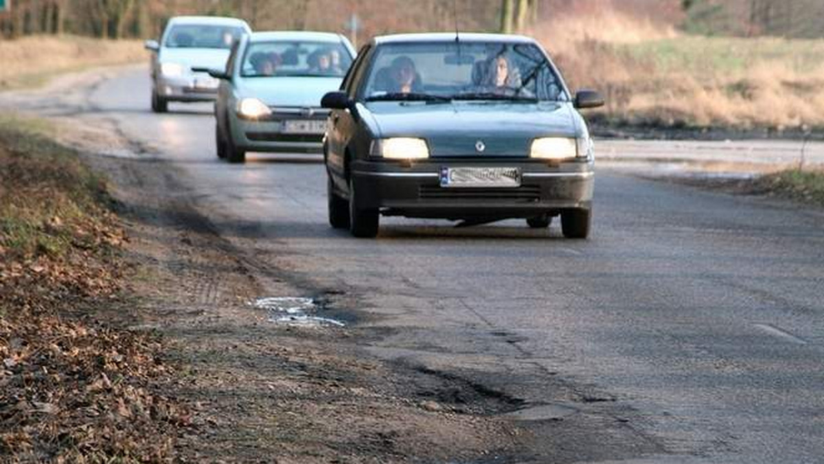 - Wszędzie, gdzie jest to możliwe, na bieżąco uzupełniamy ubytki - zapewnia szef Powiatowego Zarządu Dróg, w którego zarządzie jest ponad 560 km. Niestety, pogoda sprzyja kolejnym dziurom.