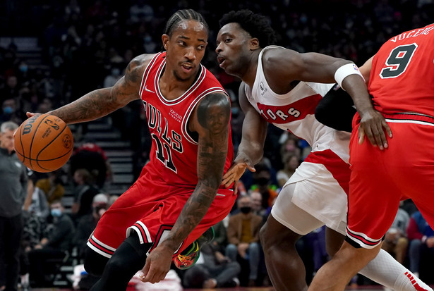 Koszykarz Chicago Bulls DeMar DeRozan (L)