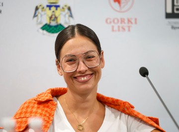 Šta li je radila celu noć? Mirka Vasiljević snimljena kako spava van doma