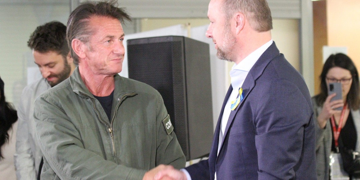 Sean Penn zawarł z prezydentem Rzeszowa - Konradem Fijołkiem umowę dotyczącą połączenia sił, aby wspólnie pomagać uchodźcom. 