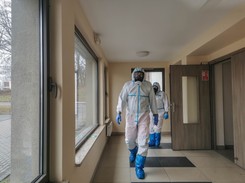 Ewakuowany z Indii polski dyplomata opuścił szpital. Majówkę spędził w domu