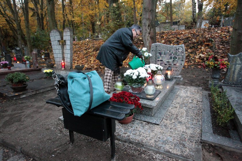 Policja ostrzega przed kradzieżami na cmentarzach. Lepiej nie nie spuszczać z oczu swoich rzeczy