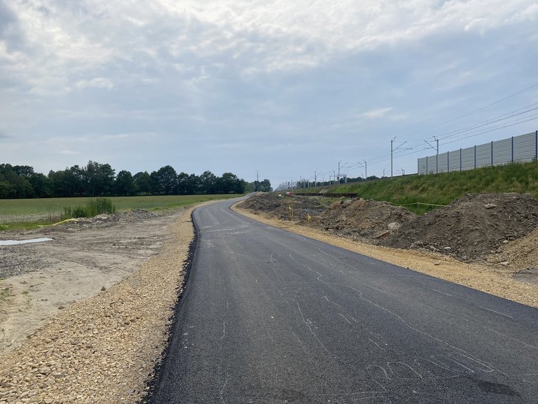 Nowa droga wzdłuż linii kolejowej w Zabrzegu i Ligocie - 6.06.2022 - autor: mp / czecho.pl; roba25