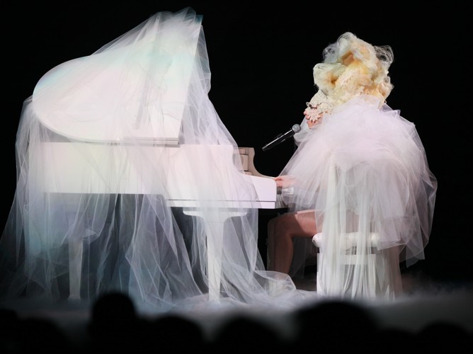 Niestrudzona w szokowaniu Lady Gaga na bis – tym razem podczas rozdania Brit Awards w Londynie (16 luty 2010)