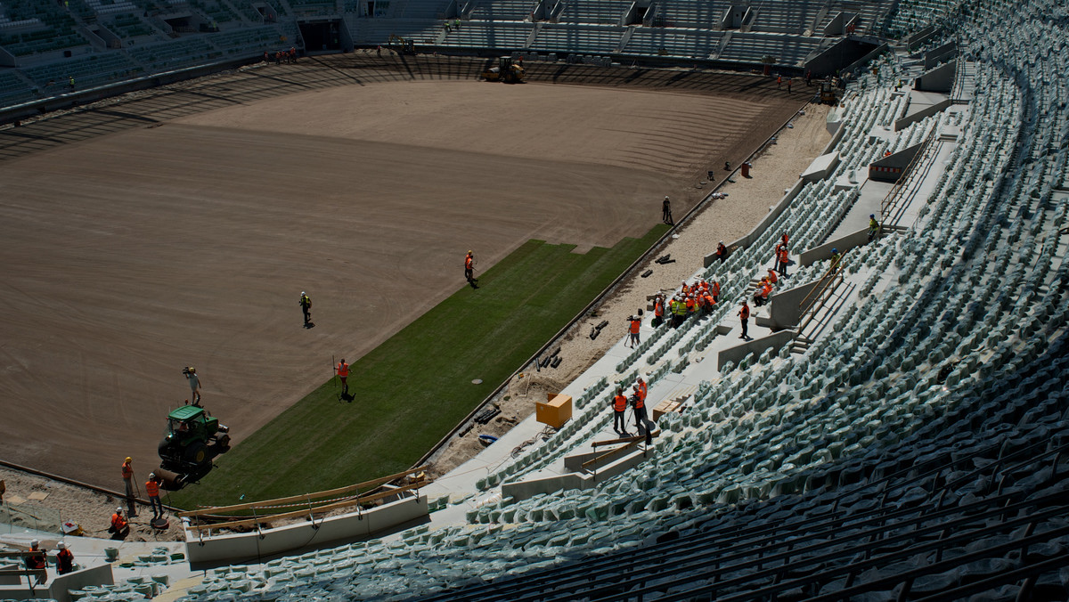 Na budowie stadionu piłkarskiego na Euro 2012 we Wrocławiu rozpoczął się dzisiaj montaż murawy. Do stolicy Dolnego Śląska przyjedzie w sumie dziesięć ciężarówek wyładowanych rolkami z trawą.
