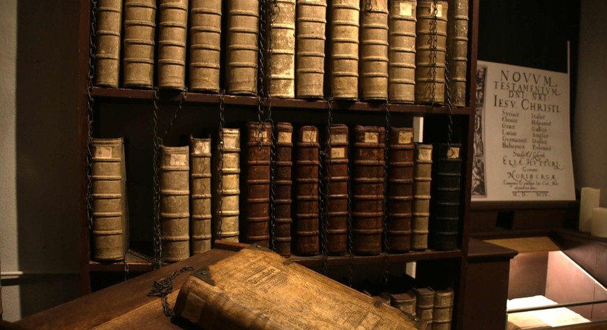Biblioteka Łańcuchowa dowodzi, jak niegdyś ceniono i chroniono księgi.