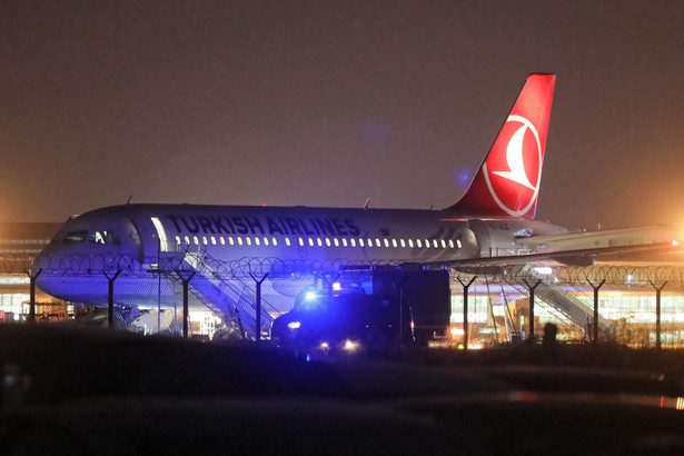 Warszawa, 04.04.2021. Samolot tureckich linii Turkish Airlines sprawdzany na lotnisku Okęcie w Warszawie, 4 bm. Pasażerowie samolotu, który leciał ze Stambułu do Warszawy, zostali ewakuowani z powodu możliwej bomby na pokładzie. Trwa akcja pirotechniczna. (mr) PAP/Paweł Supernak