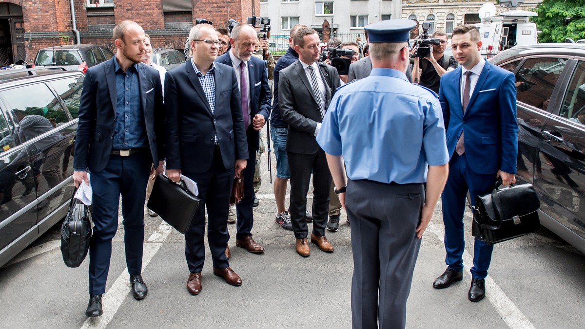 Jestem zmęczony namawianiem prezydent Warszawy Hanny Gronkiewicz-Waltz, do tego żeby stawiła się przed komisją weryfikacyjną ds. reprywatyzacji - mówił członek komisji Paweł Rabiej (Nowoczesna). Jak ocenił stawienie się przed komisją jest ważniejsze dla reputacji prezydent, niż dla samej komisji.