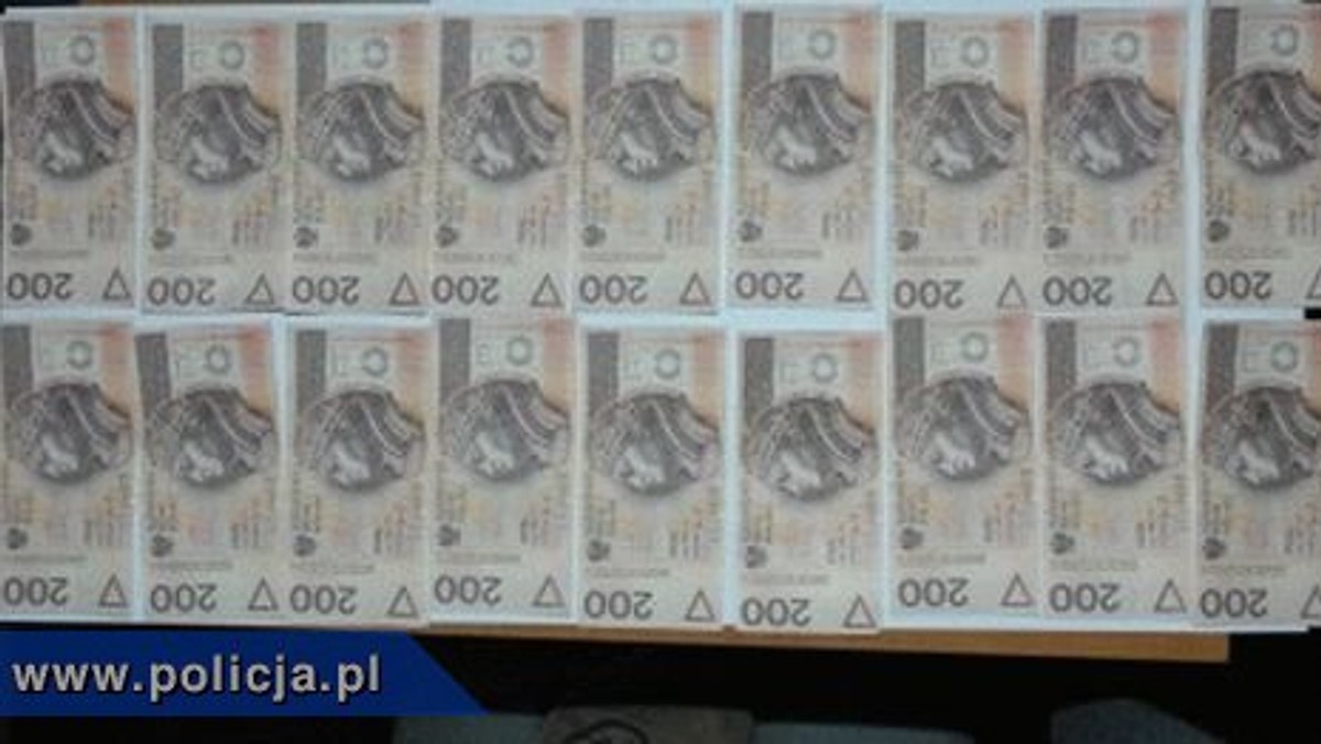 Nawet do 10 lat pozbawienia wolności grozi 3 osobom podejrzanym o usiłowanie wprowadzenia do obiegu fałszywych banknotów. Policjanci zabezpieczyli 21 fałszywych banknotów o nominale 200 złotych. Wszystkie osoby zostały zatrzymane w policyjnym areszcie.