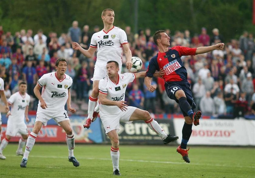 Pilka Nozna - Ekstraklasa .  Piast Gliwice  (niebiesko-czerwone) - Slask Wroclaw (biale)