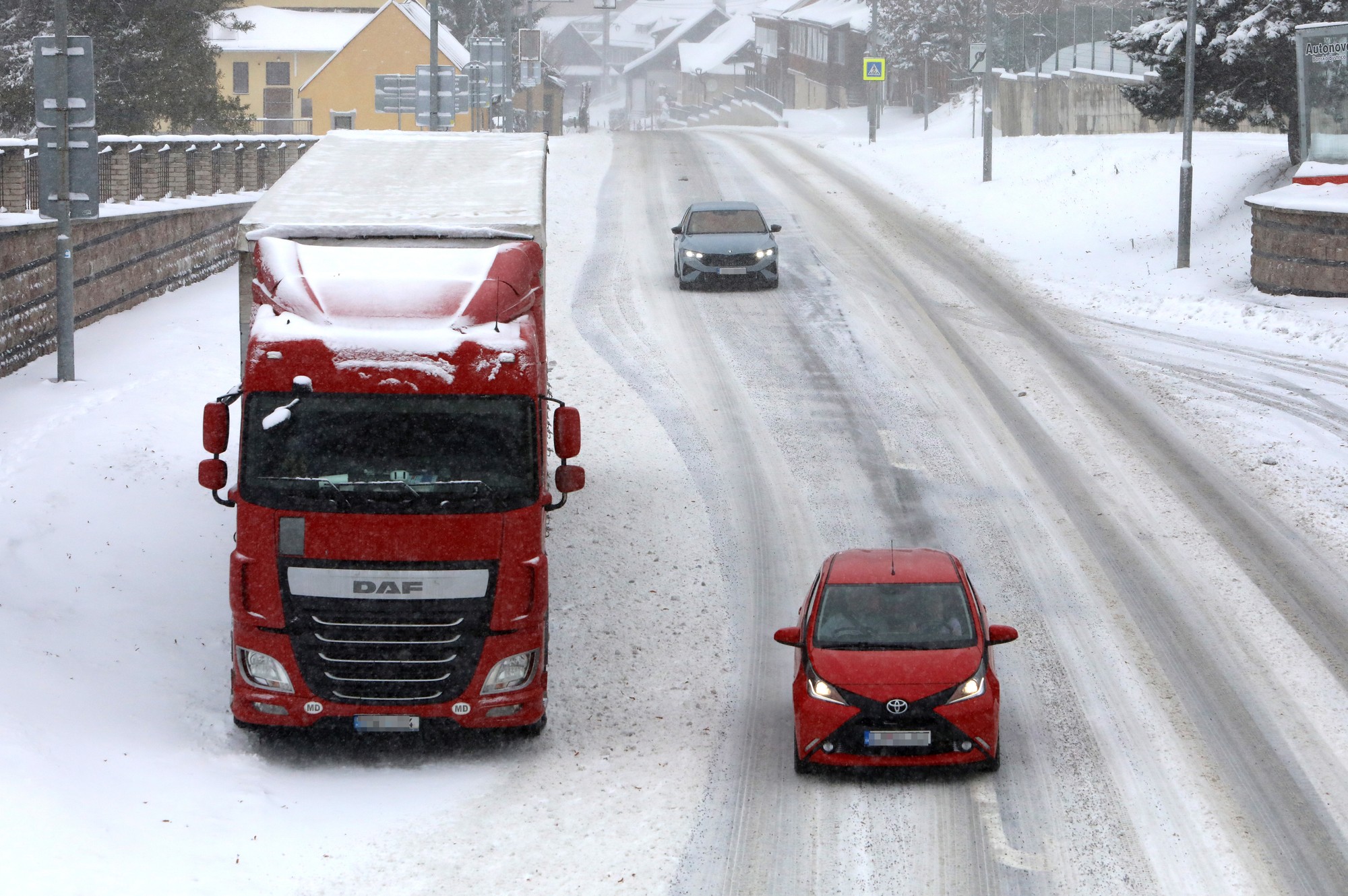 Horský priechod Donovaly pri Banskej Bystrici počas sneženia.