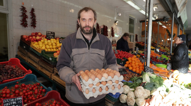 Kuti Györgynél (38) még 45 forintba kerül egy tojás, de nem tartja kizártnak, hogy 60 forintba kerüljön a jövőben /Fotó: Grnák László