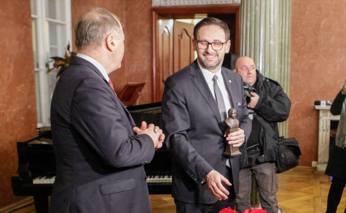 Statuetka Akdademickiego Klubu Obywatelskiego w Poznaniu dla Daniela Obajtka