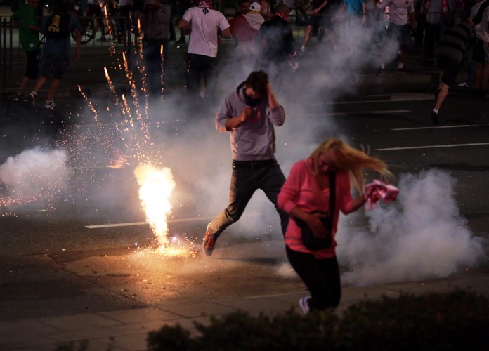 Mecz Polska-Rosja rozegrany 23 czerwca 2012 r. również skończył się remisem, który tym razem był powodem do radości dla polskich kibiców. Jednak nie wynik spotkania wpłynął na to, że mecz ten długo nie zostanie zapomniany. 
<br> Zaraz po skończonej grze na ulicach Warszawy zaczęły się zamieszki, nazwane później „bitwą kibiców”. 
Miłośnicy obu drużyn bili się na prowadzącym ze Stadionu do centrum miasta moście Poniatowskiego i Alejach Jerozolimskich. Policja zatrzymała ponad 180 osób.

Bitwa odbywała się z użyciem butelek, kamieni, znaków drogowych, a nawet śmietników. Chuligani atakowali i policjantów i gości. 
<br> Wśród poszkodowanych było ok. 10 kibiców: 7 Polaków, 2 Rosjan i 1 Niemiec, poza nimi rannych zostało jeszcze 10 policjantów. 
<br>  
Na zdjęciu ucieczka kibiców przed policją w Alejach Jerozolimskich. Policja do powstrzymania walczących musiała użyć m.in. armatek wodnych, gazu pieprzowego, a nawet broni gładkolufowej. 

Aresztowania agresywnych miłośników piłki nożnej (lub przeciwników remisów z Rosjanami) trwały do późnego wieczora. 
foto: PAP / Tomasz Gzell