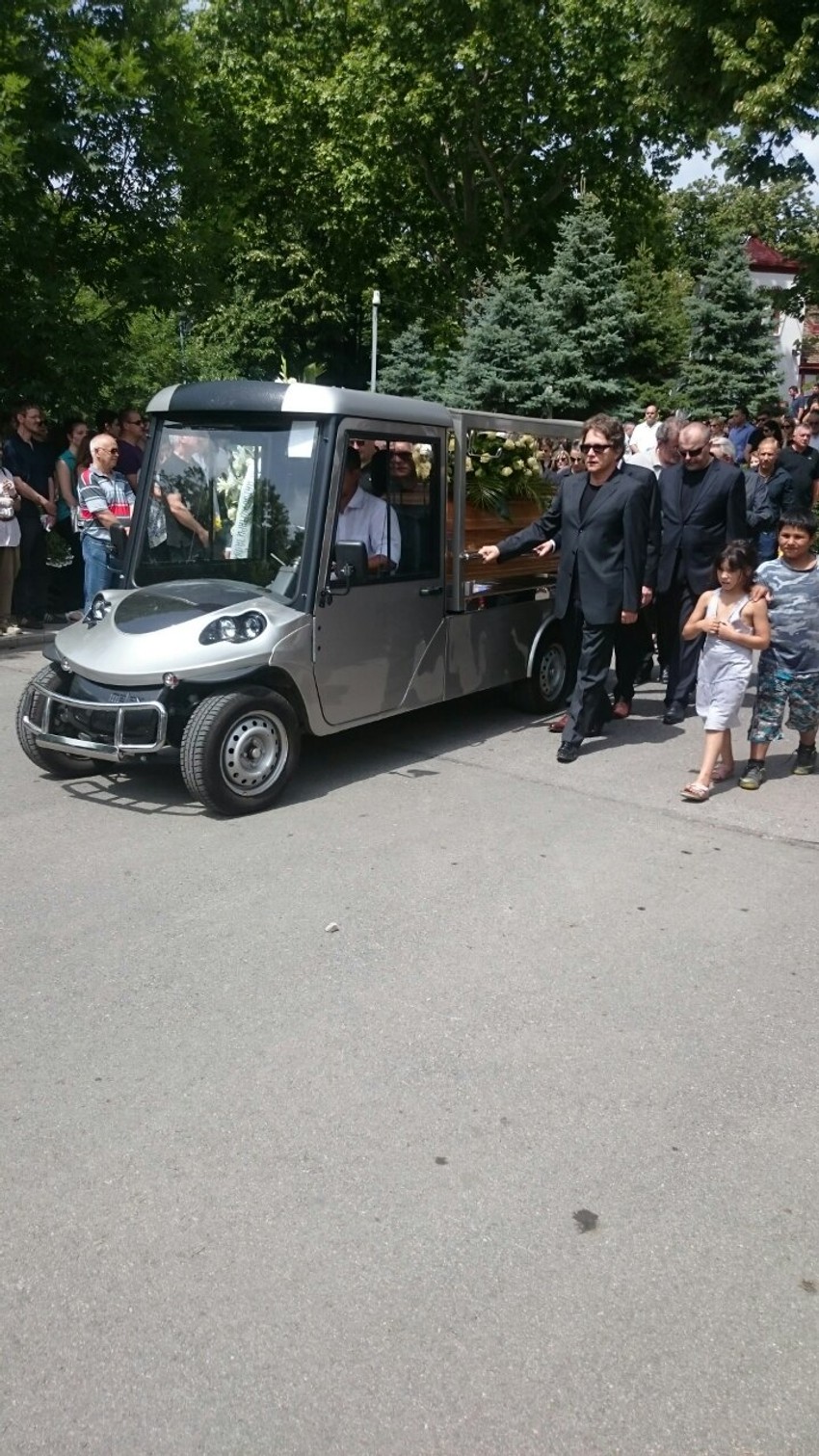 Glumci pored vozila s kovčegom