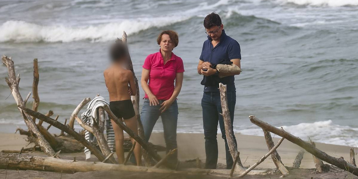 Jadwiga Emilewicz z mężem i synem na plaży.