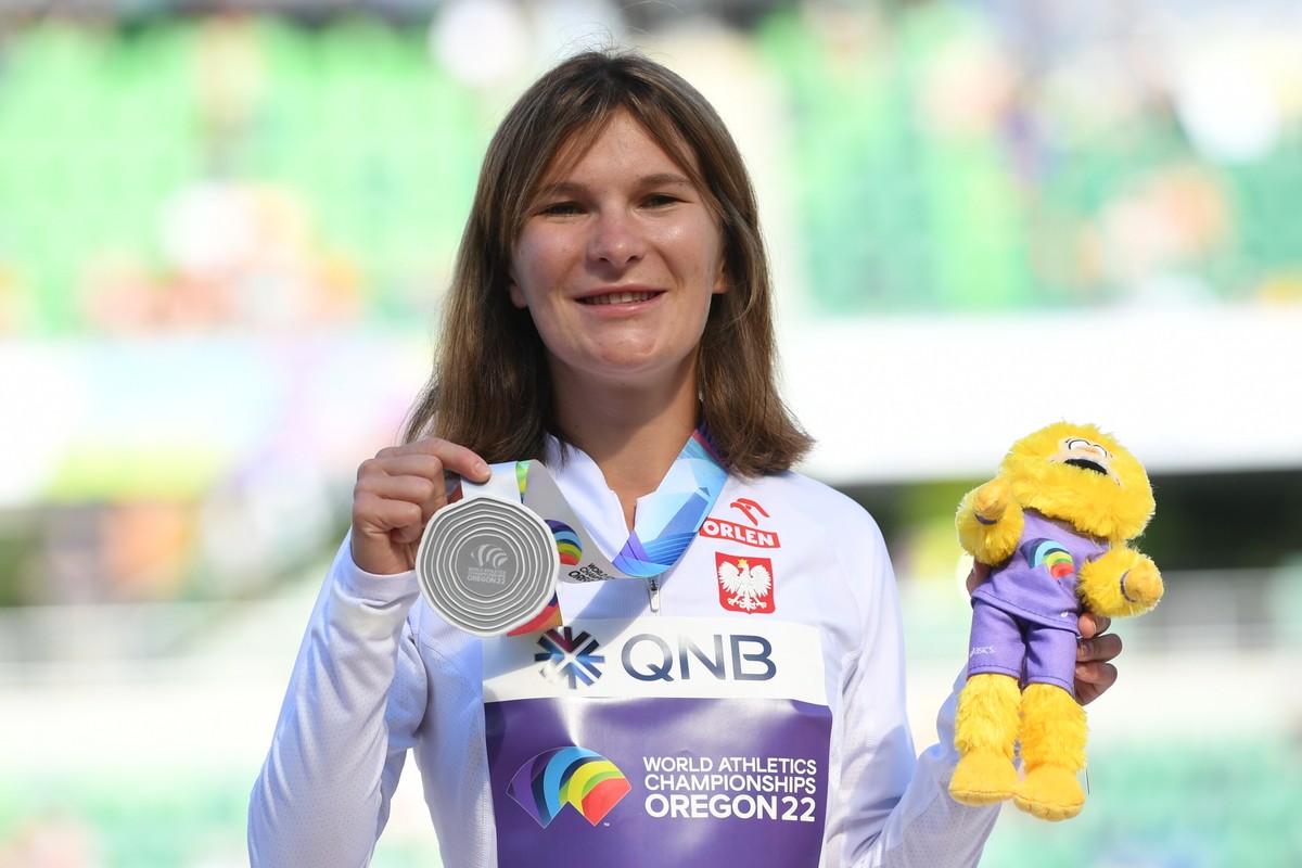 Lekkoatletyczne mistrzostwa świata - Oregon 2022. Katarzyna Zdziebło podczas dekoracji medalistek chodu na 35 km
