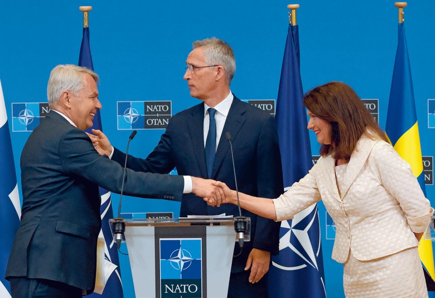 Uroczystość podpisania protokołów akcesyjnych Finlandii i Szwecji w siedzibie NATO w lipcu 2022 r. Z lewej szef fińskiego MSZ Pekka Haavisto, z prawej jego szwedzka odpowiedniczka Ann Linde, w środku sekretarz generalny Sojuszu Jens Stoltenberg.