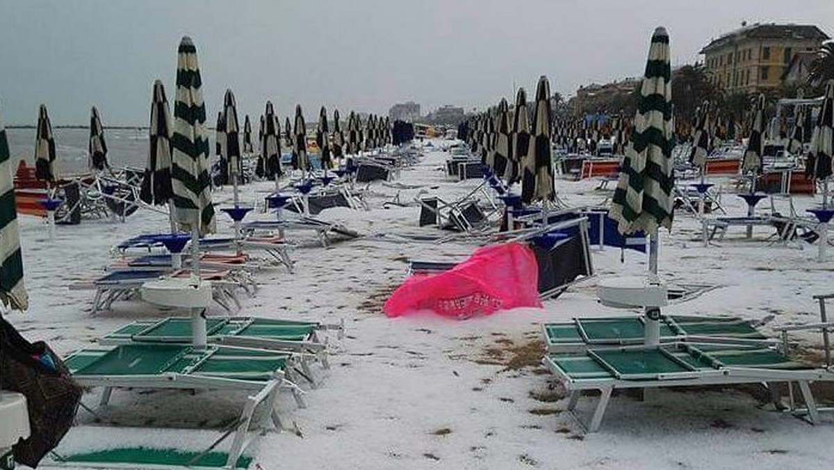 Lipiec to czas upałów, szczególnie we Włoszech. Jednak wystarczyła jedna gwałtowna burza i plaża w Grottammare wyglądała jak w środku naprawdę śnieżnej i mroźnej zimy.