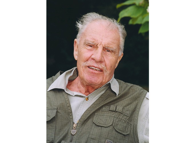 Michał Sumiński - dziennikarz, podróżnik, kapitan żeglugi wielkiej, autor popularnego w latach 70-tych i 80- tych programu dla młodzieży „Zwierzyniec”. Zmarł 25 grudnia 2011 w Warszawie