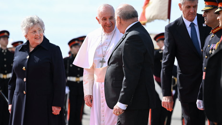 Prezydent Malty, George Vella oraz jego żona Miriam Vella witają papieża Franciszka