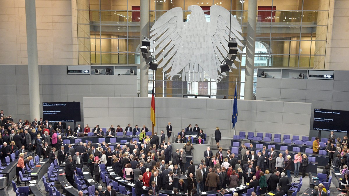 Bundestag uchwalił dzisiaj budżet Niemiec na 2015 rok. Po raz pierwszy od 45 lat wydatki i przychody państwa będą na tym samym poziomie - blisko 300 mld euro. Minister finansów Wolfgang Schaeuble chce utrzymać równowagę budżetową także w kolejnych latach.