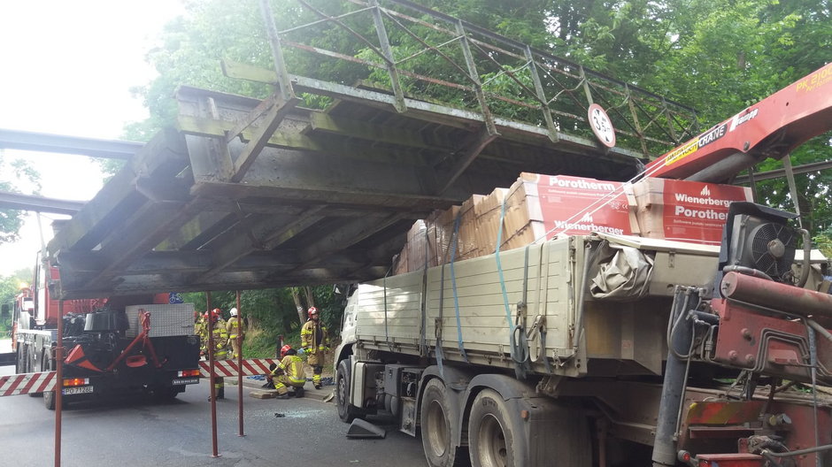Ciężarówka uszkodziła wiadukt kolejowy