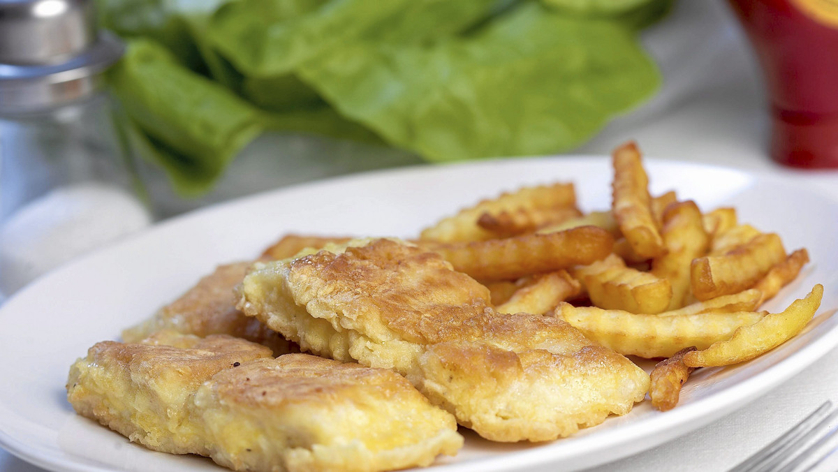 Według badania przeprowadzonego przez uniwersytet w Salford, 7 procent ryb sprzedawanych w Wielkiej Brytanii jest źle oznaczonych. Zamiast dorsza i plamiaka, które zazwyczaj są zawartością powszedniego "fish and chips", może się zdarzyć, że jemy o wiele tańsze: mintaja lub pangę.