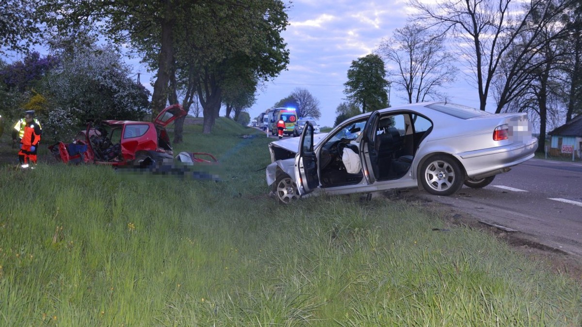 Dziś o godz. 2.50 w nocy doszło do tragicznego zdarzenia na drodze krajowej nr 12 w miejscowości Siedliszcze. W czołowym zderzeniu dwóch pojazdów zginęły dwie młode kobiety. Policja apeluje do kierowców o ostrożną jazdę podczas długiego weekendu majowego.