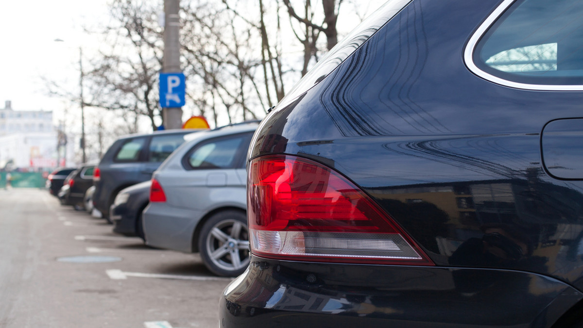 Biedronka w całej Polsce, w miejscach, gdzie brakuje miejsc parkingowych, wprowadza opłaty za parkowanie. Zostawienie samochodu bez biletu z parkomatu może skutkować wysoką karą.