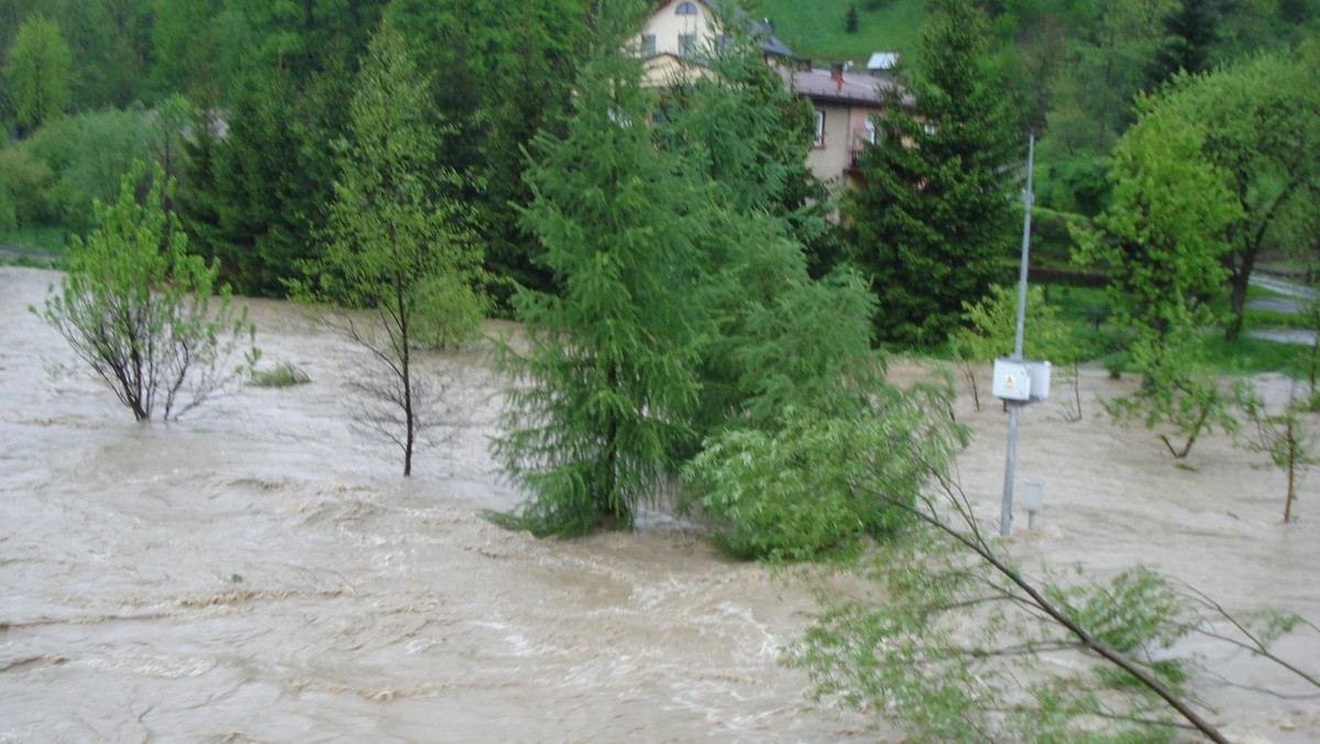 Pierwsza ofiara śmiertelna ulewnych deszczy. Mężczyzna utonął w wezbranej rzece w Koszarawie (województwo Śląskie), do której wpadł, gdy przyszedł wraz z synem zobaczyć wezbrany nurt - informuje TVN24.