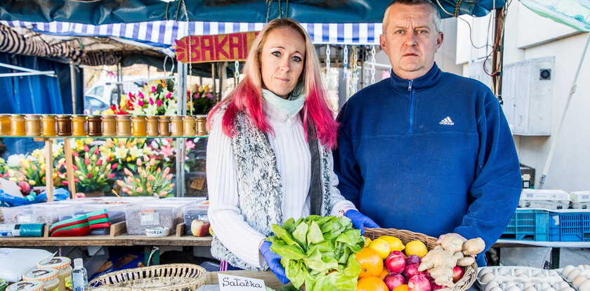 Pani Sylwia pracuje mimo epidemii. Sprzedaje świeże owoce i warzywa