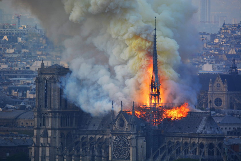 Wnętrze spalonej katedry Notre Dame