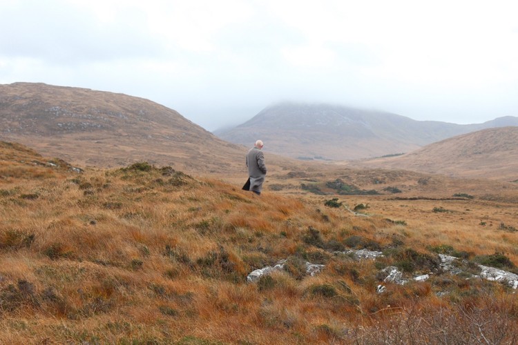 <strong>1. Kraj Bez Boga</strong>
<br><br>
W niezwykle intymnym portrecie reżyser i pisarz Gerard Mannix Flynn przedstawia członków swojej rodziny, którzy doznali przemocy ze strony przedstawicieli irlandzkich władz kościelnych i państwowych na przestrzeni ostatnich 40 lat. Opowiadają o wpływie, jaki wywarła przemoc  na ich życie.
<br><br>
Przywołują traumatyczne przeżycia z dzieciństwa, kiedy zostali zabrani z rodzinnego domu i uwięzieni w domach dziecka lub zakładach prowadzonych przez Kościół. Reżim był tu bezlitosny: dzieci pracowały na roli od świtu do zmierzchu, były źle ubrane i na wpół zagłodzone. Film  zadaje pytanie, dlaczego to wszystko się stało i jak przezwyciężyć traumę przekazywaną z pokolenia na pokolenie. Flynn staje się odbiorcą intymnych opowieści o swojej rodzinie, słucha świadków i dokładnie archiwizuje historie, zamykając je w swojej własnej opowieści.