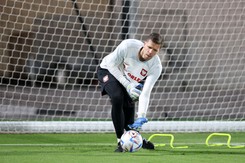 Czerwona kartka, kontuzja, błąd i samobój. Nieszczęsne premiery Szczęsnego