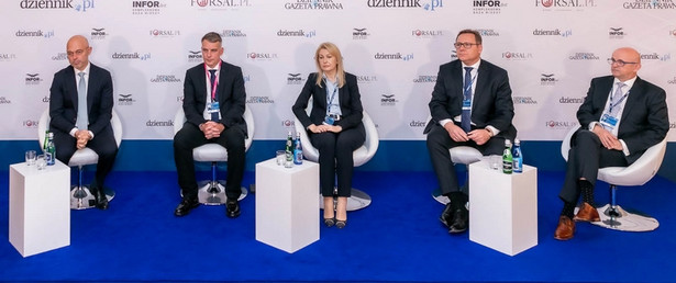 Uczestnicy: Michał Kurtyka, minister klimatu i środowiska, Patryk Demski, wiceprezes zarządu Tauronu, Barbara Adamska, prezes zarządu Polskiego Stowarzyszenia Magazynowania Energii (PSME), Artur Cieślik, wiceprezes ds. strategii i regulacji w PGNiG, Artur Zawartko, wiceprezes Gaz-Systemu