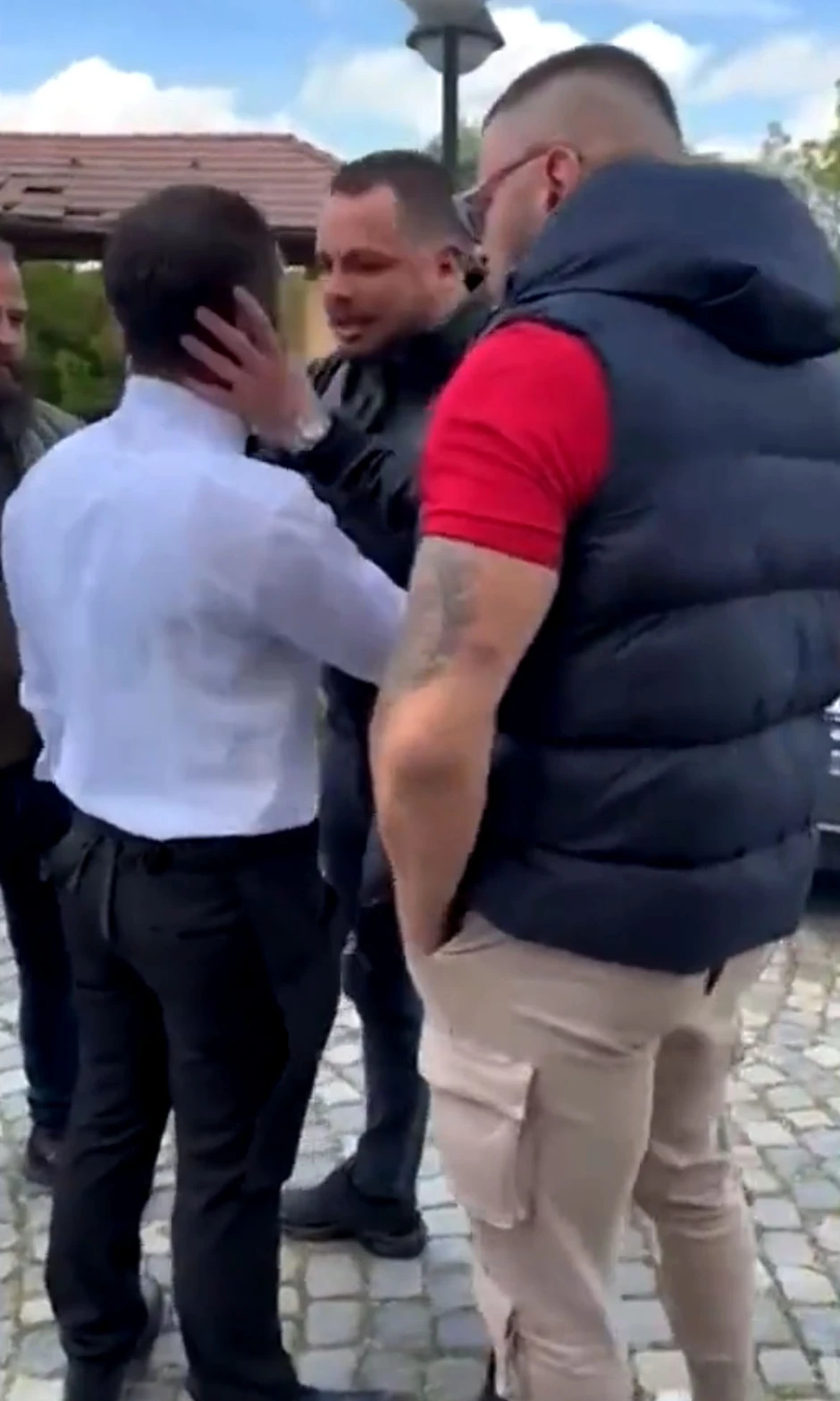 Miljan Hofman maltretira konobara