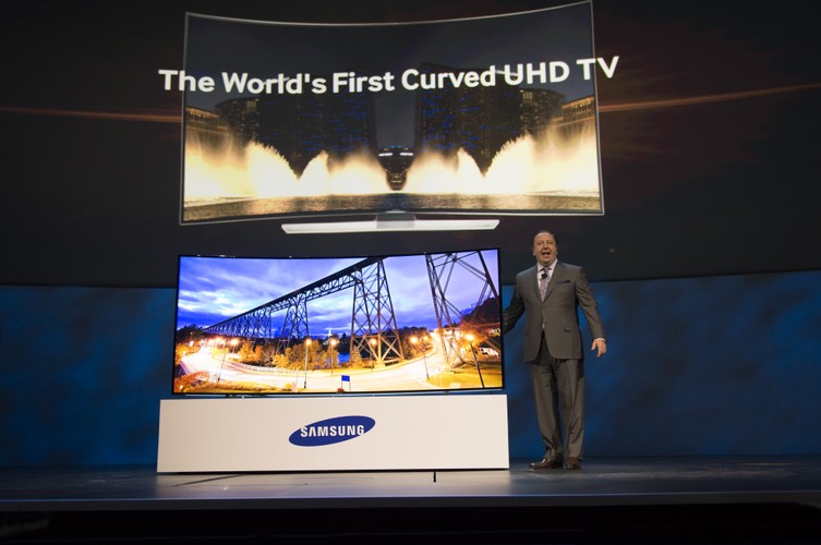 105-calowy zakrzywiony telewizor Samsunga to jeden z największych hitów targów CES2014.