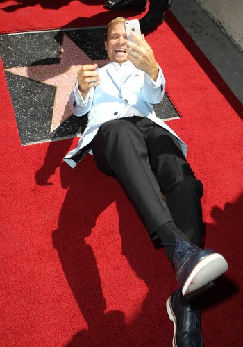 Brian Littrell podczas uroczystości w Alei Sław