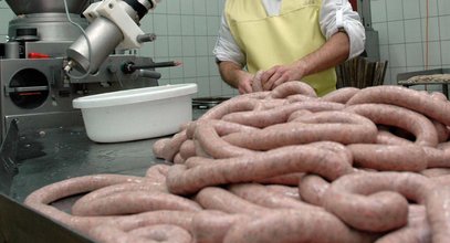 Szokujące ceny białej kiełbasy. Tak Biedronka i Lidl biją się o klientów przed Wielkanocą