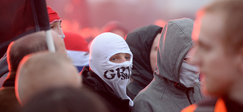 Marsz Niepodległości w Warszawie. Przepychanki, bójki, policja zatrzymuje. RELACJA NA ŻYWO
