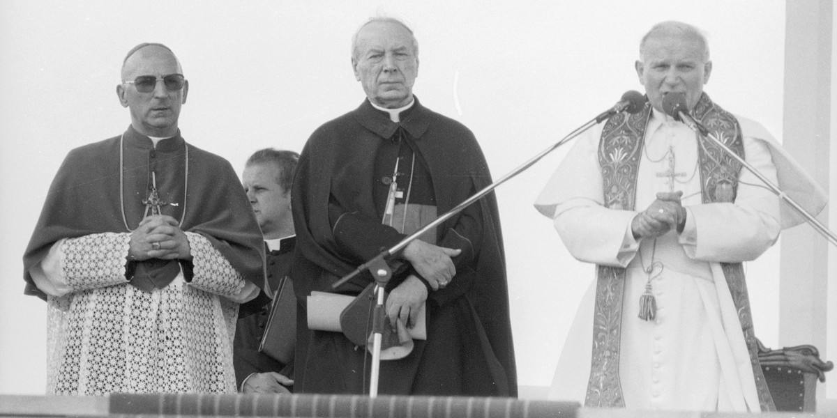 Jan Paweł II, kard. Stefan Wyszyński i bp Bronisław Dąbrowski w 1979 r.