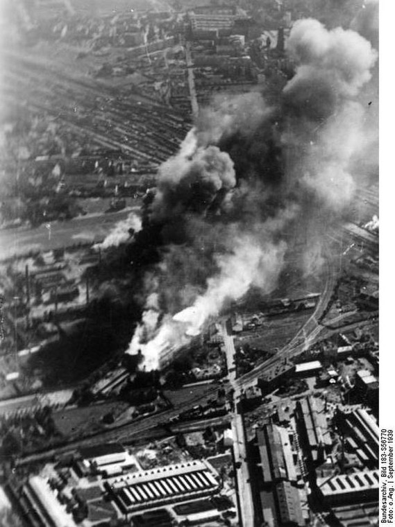 Płonące zbombardowane elewatory zbożowe przy skrzyżowaniu ulic Bema i Prądzyńskiego (fot. Bundesarchiv, Bild 183-S56770 / CC-BY-SA)